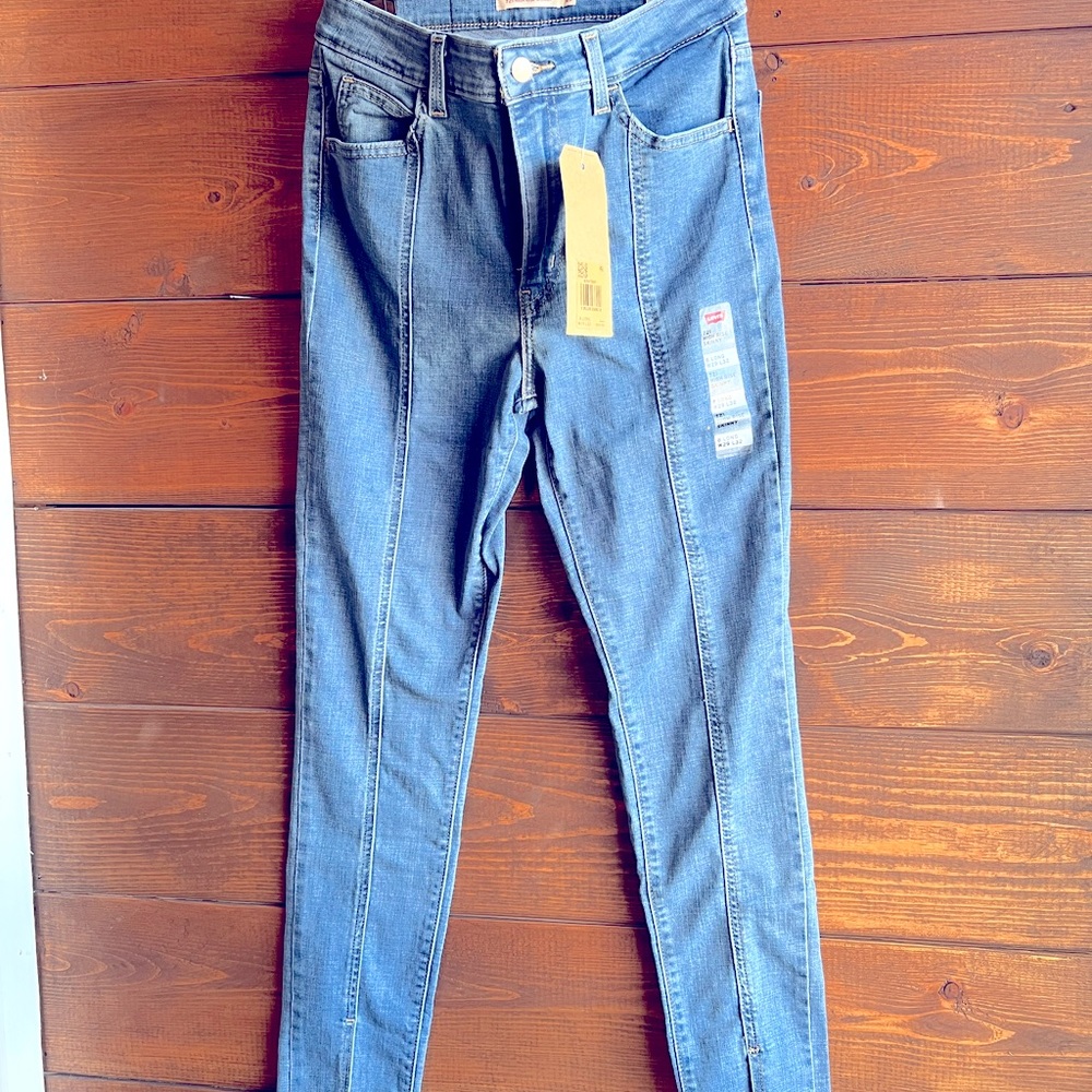 LEVIS Women’s jeans Size 29 long.